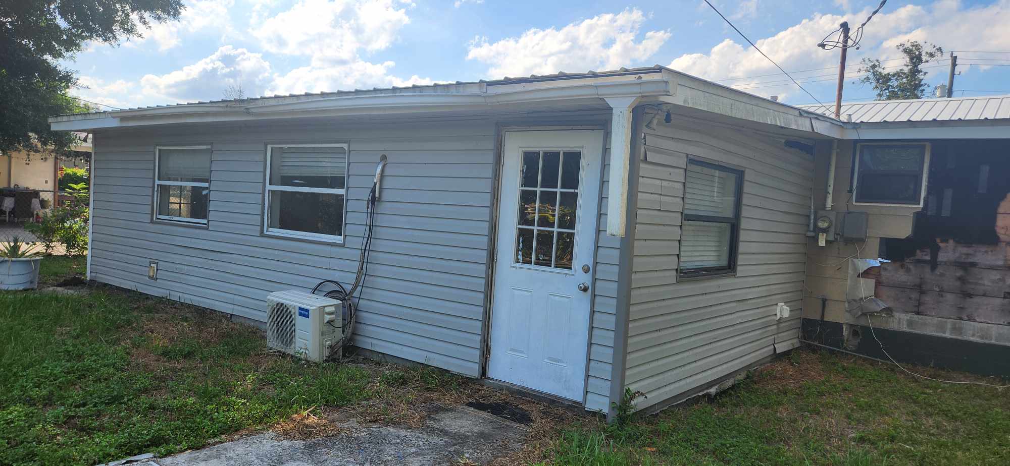 Front view of Lakeland fixer-upper investment property at 1703 E Fern Rd